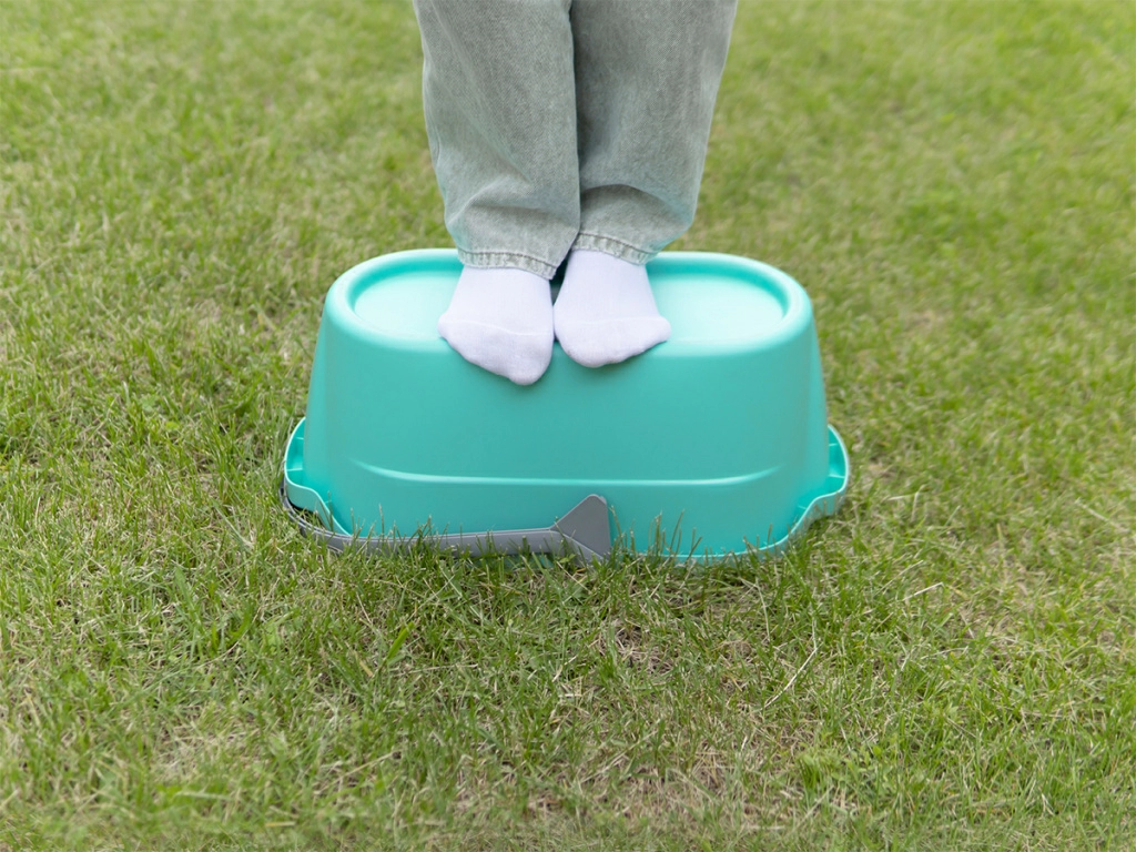 Человек стоит на ведре