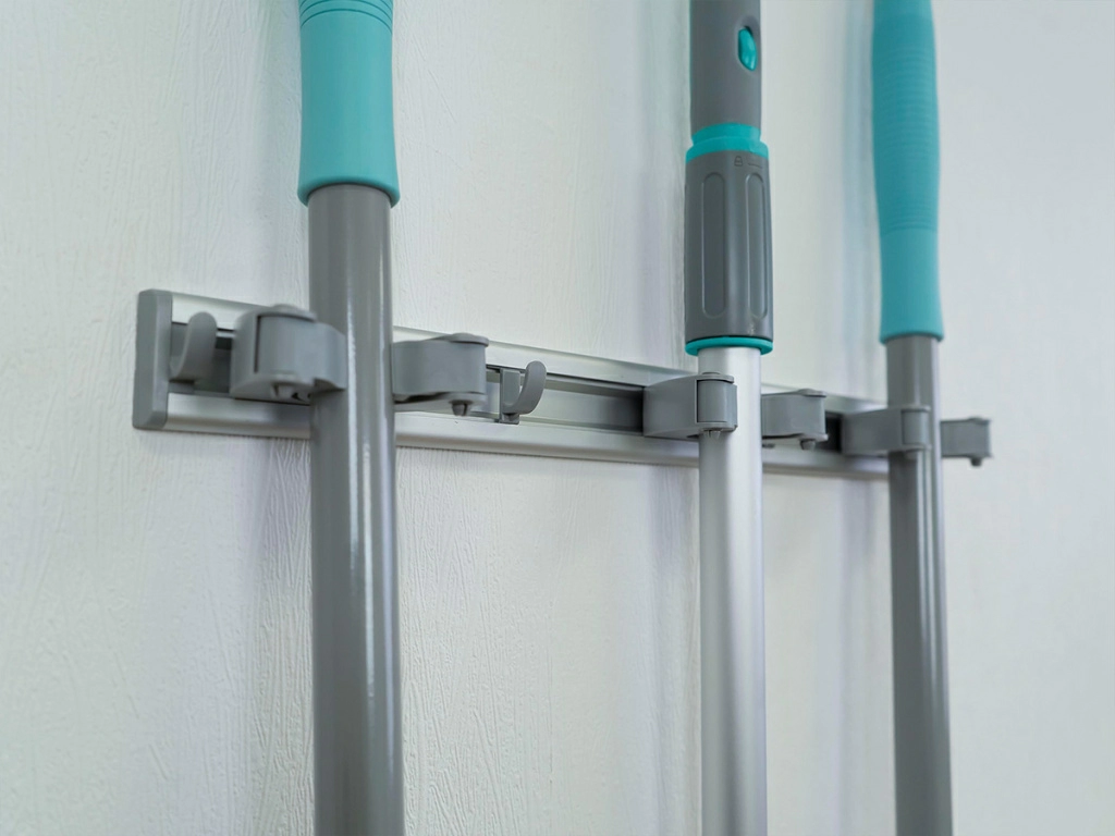 Держатель Hausmann для хранения уборочного инвентаря