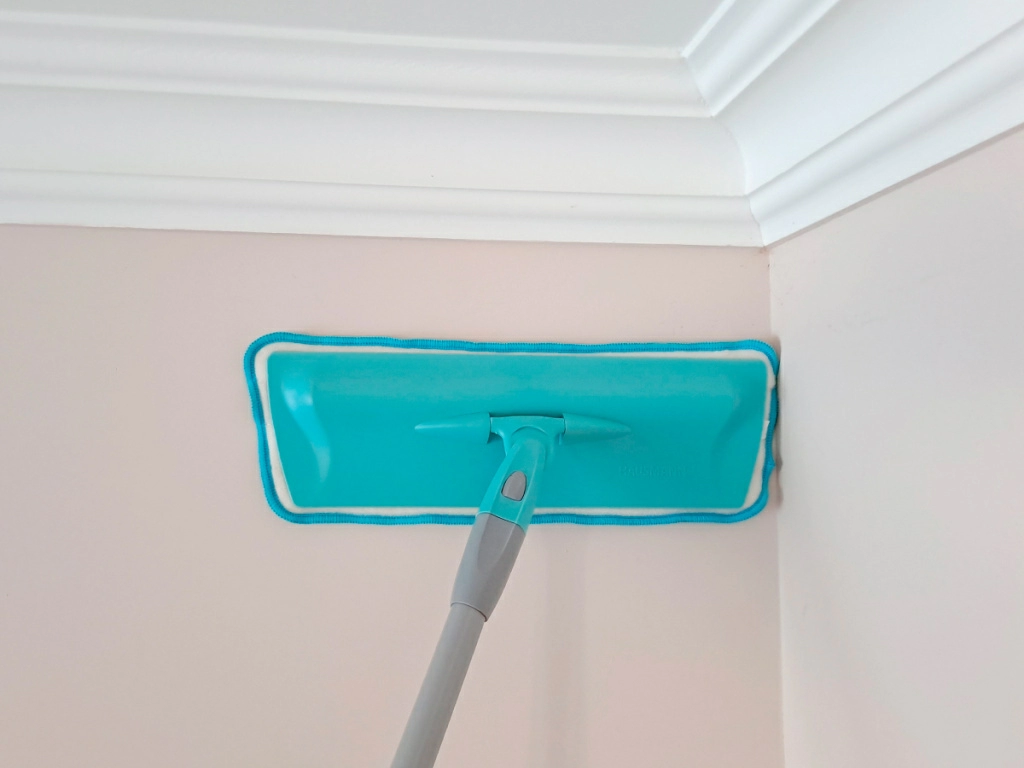 Мытье стен деликатной насадкой