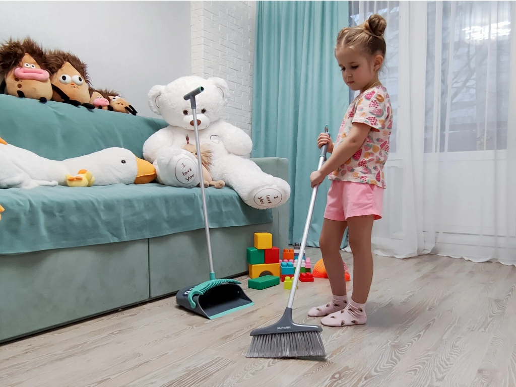 Ребенок в процессе уборки с Эрго брумером Hausmann