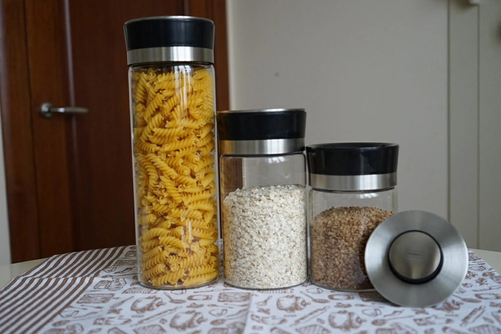 Хранение сыпучих продуктов в банках Hausmann с крышкой