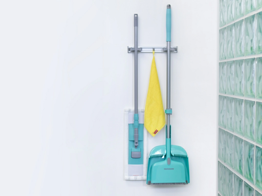 Рационально разместить ведро и швабру в квартире помогут специальные устройства, например, настенный держатель для инвентаря Hausmann HM-GM-0840
