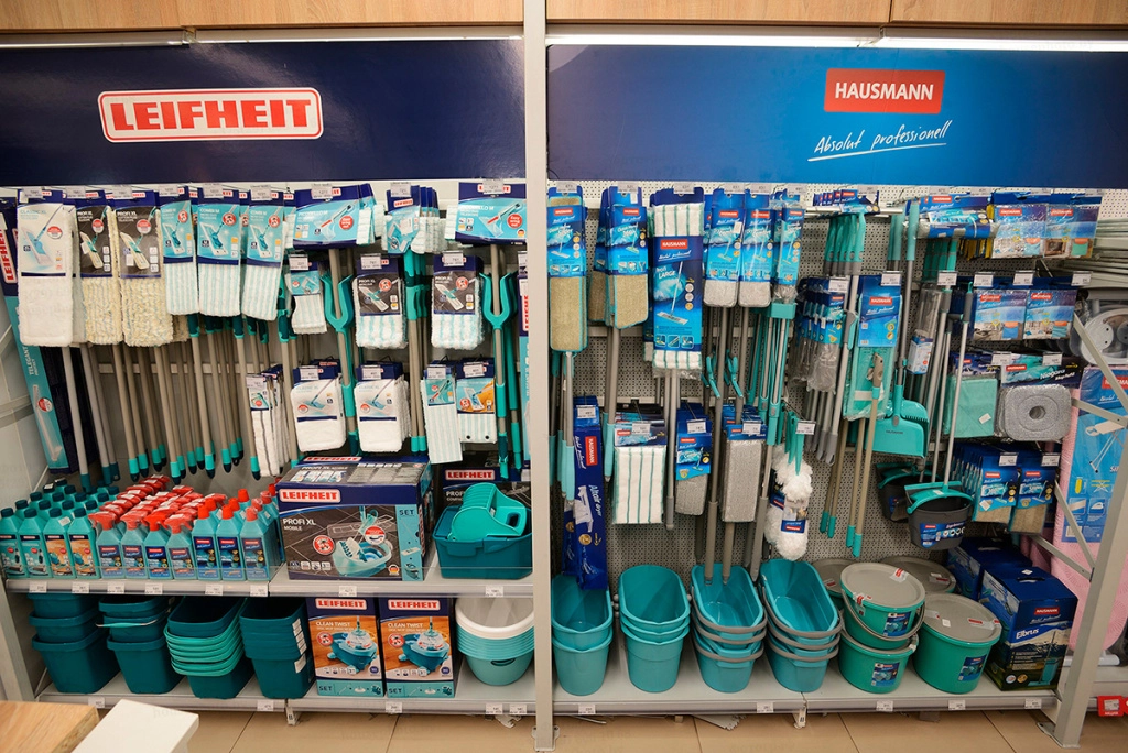 Хозяйственные товары на полках магазина