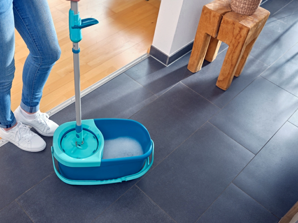 Изображение процесса мытья кафельной плитки с Leifheit.