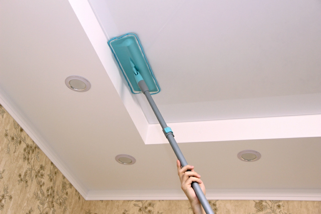 Сверхлегкая швабра Hausmann hm-46 хорошо подходит для мытья натяжных потолков, благодаря маленькому весу, телескопической ручке и деликатной насадке с мягкими краями.