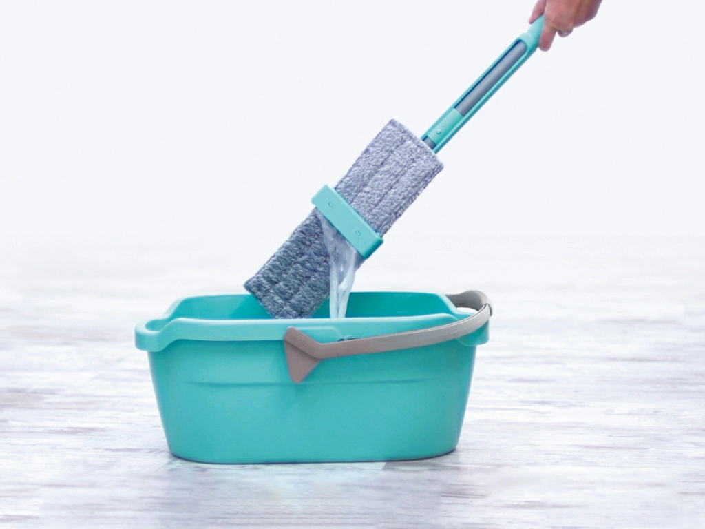 Швабра с отжимом и прямоугольным ведром 12 литров
