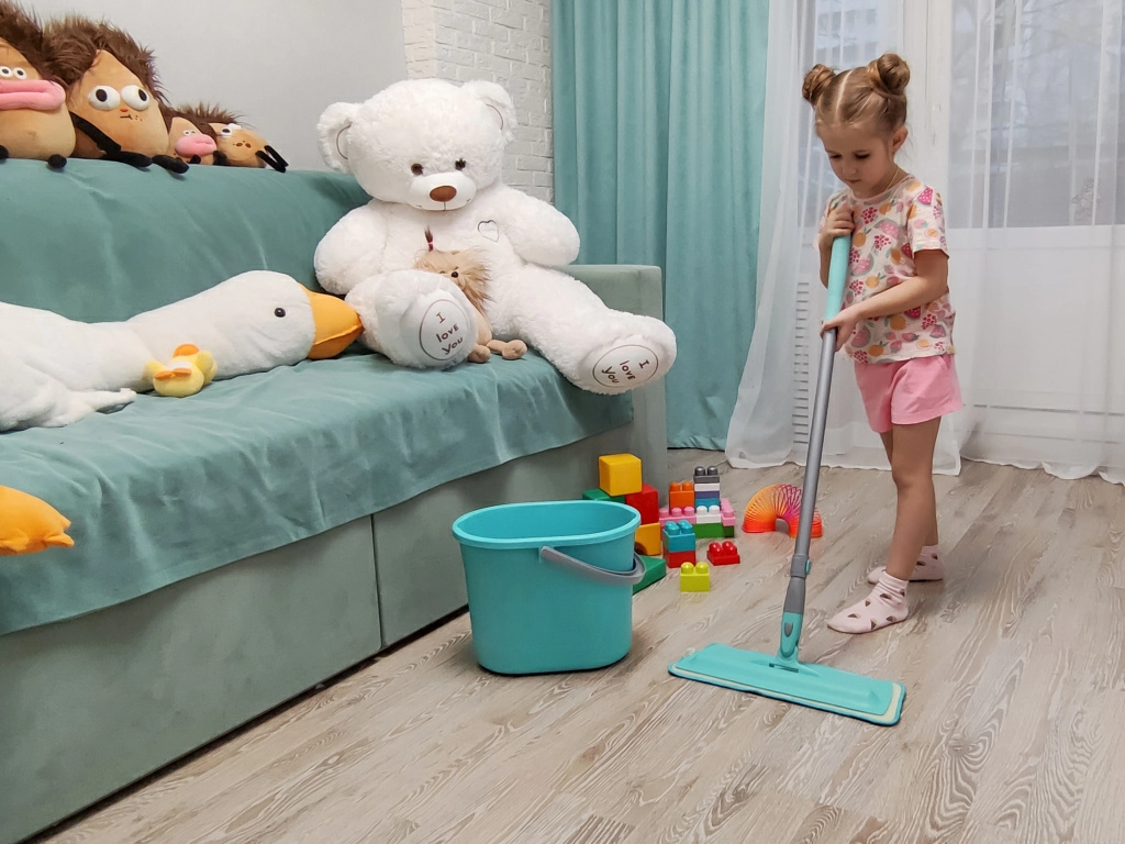 Фото ребенка в процессе уборки с шваброй hm-46