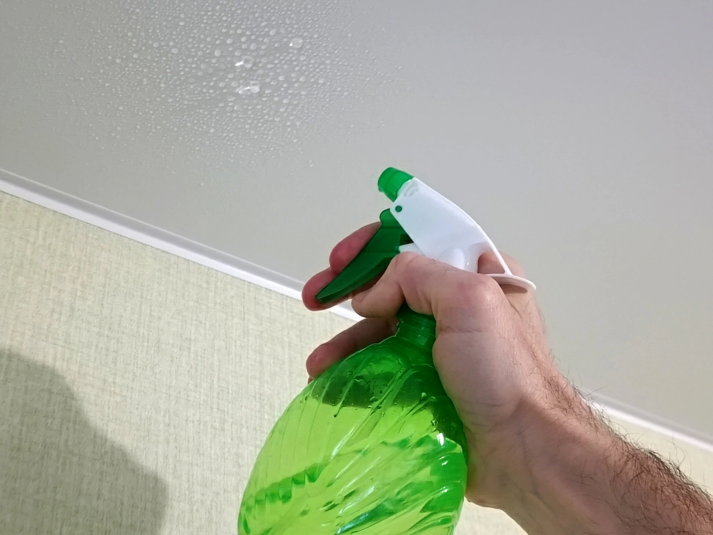 Нанесение моющего раствора на потолок с помощью губки