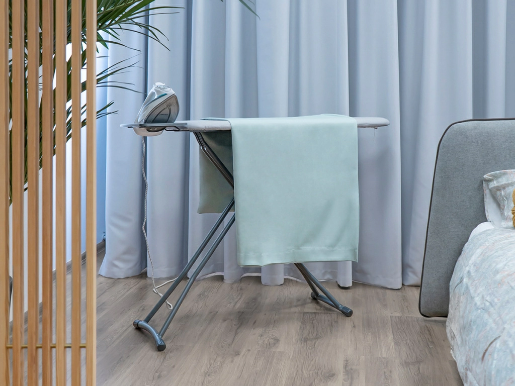 Гладильная доска Hausmann Pegasus в интерьере спальной комнаты