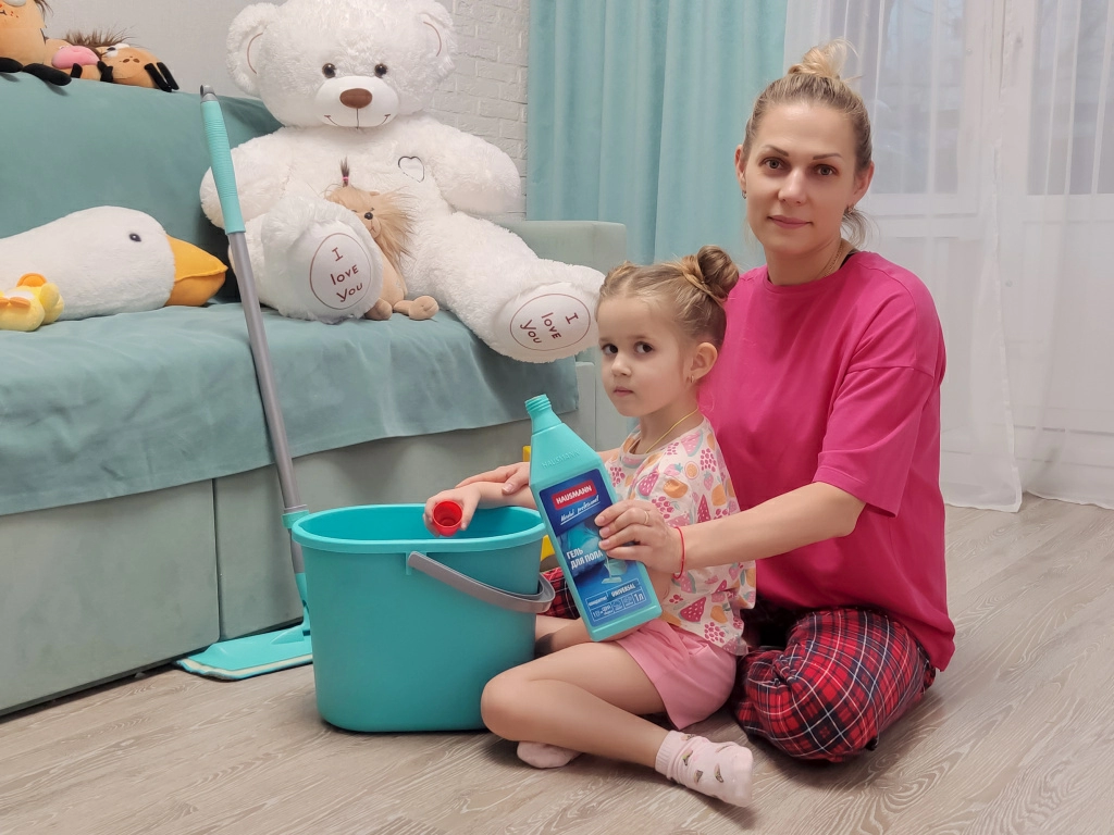 Мама и дочь в процессе уборки