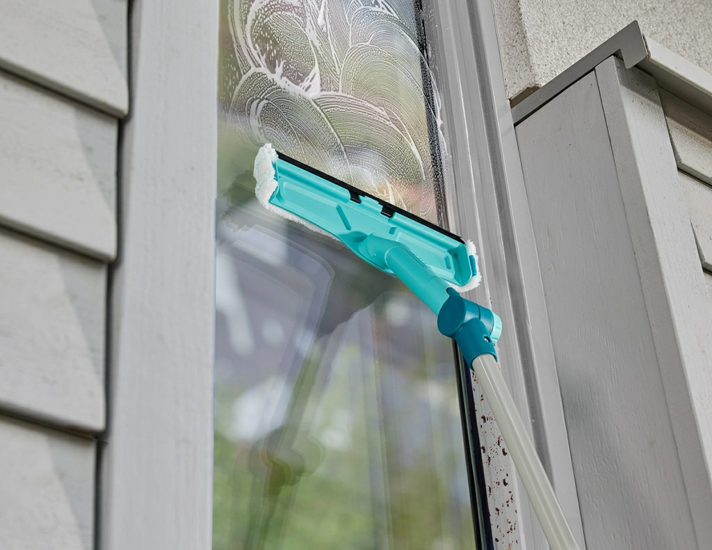 Водосгон Leifheit совмещённый с щёткой