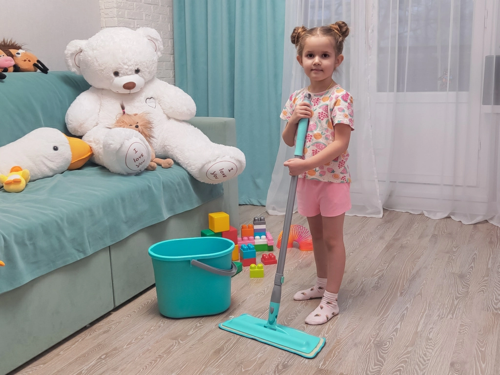 Ребенок позирует со шваброй hm-46