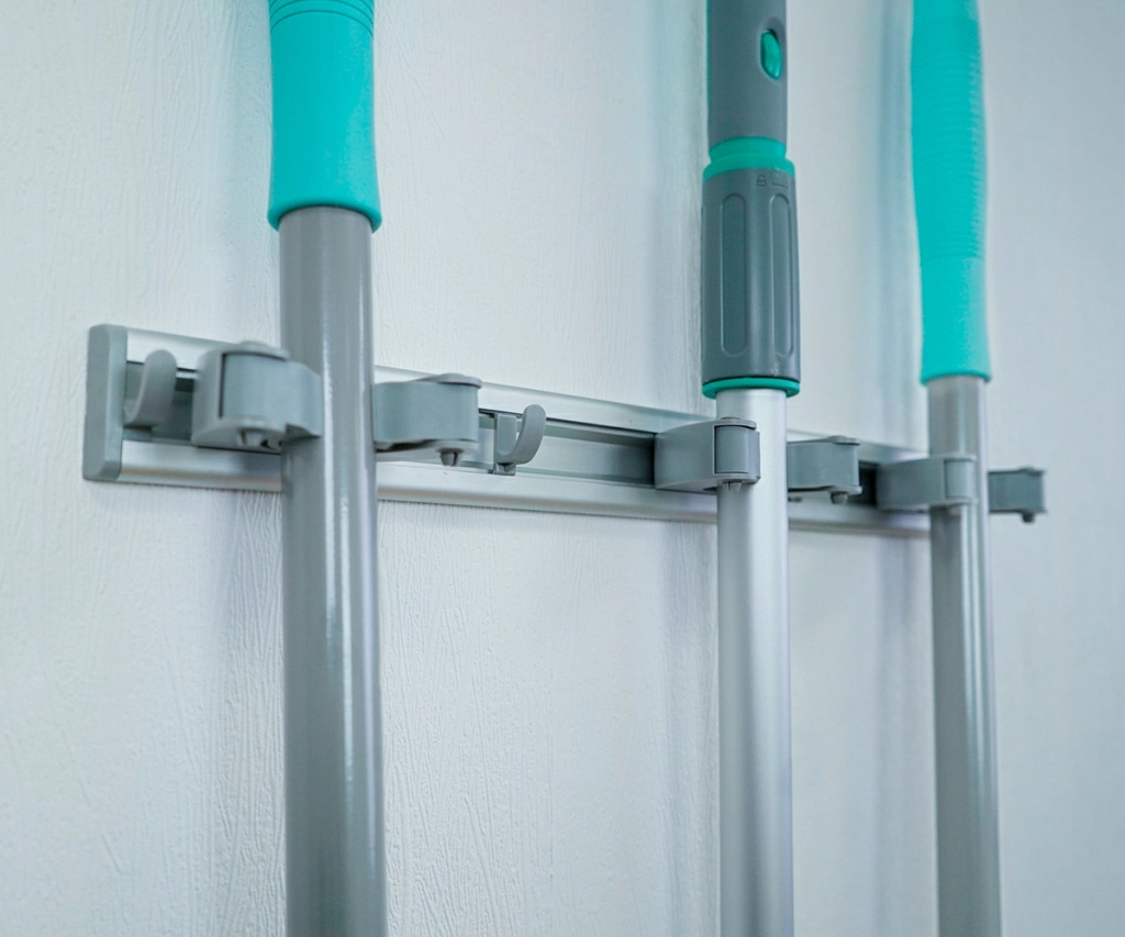 Держатель для швабр Hausmann.