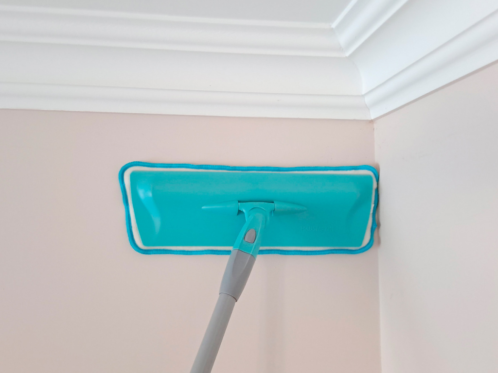 Мытье стен деликатной насадкой