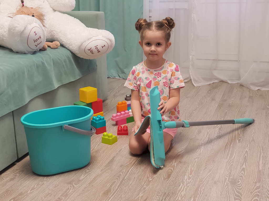 Ребенок отсоединяет насадку от платформы швабры Hausmann hm-46