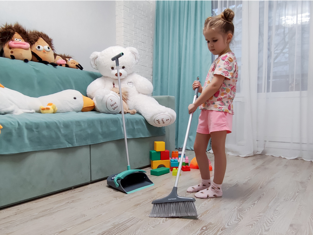 Ребенок в процессе уборки с Эрго брумером Hausmann