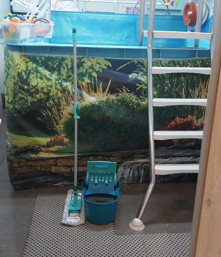 Тестируем швабры на керамическом полу детского бассейна