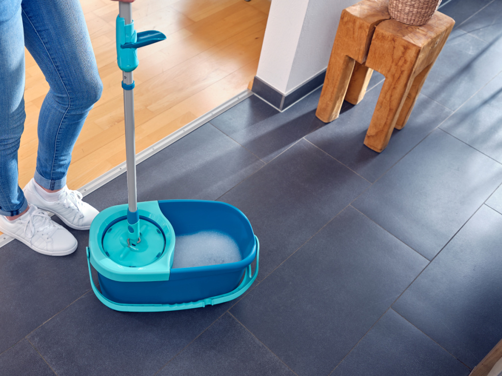 Изображение процесса мытья кафельной плитки с Leifheit.