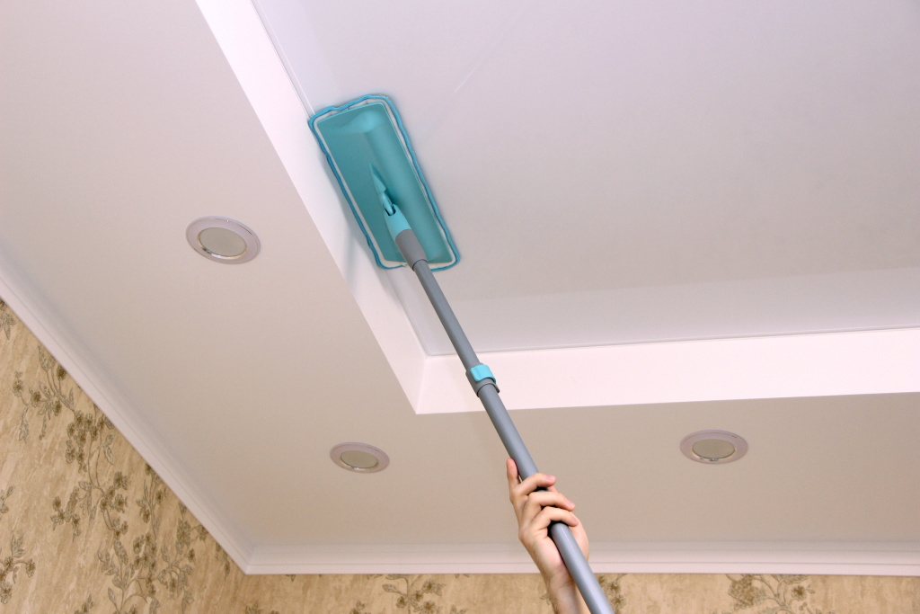 Сверхлегкая швабра Hausmann hm-46 хорошо подходит для мытья натяжных потолков, благодаря маленькому весу, телескопической ручке и деликатной насадке с мягкими краями.