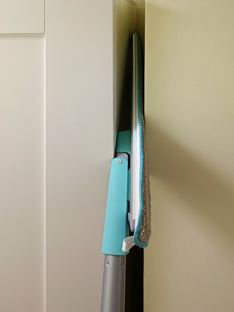 Фотогарфия уборки шваброй у трудодоступных местах