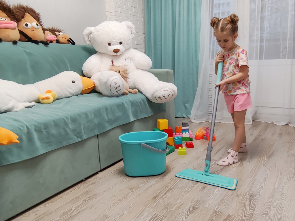 Фото ребенка в процессе уборки с шваброй hm-46