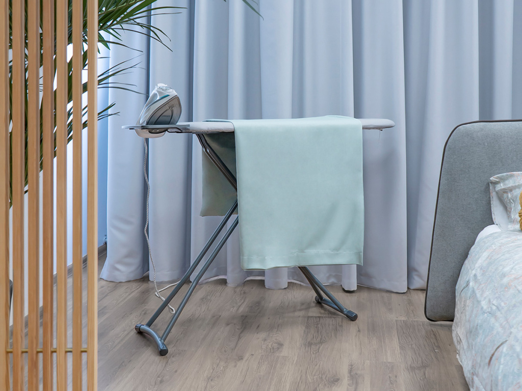 Гладильная доска Hausmann Pegasus в интерьере спальной комнаты