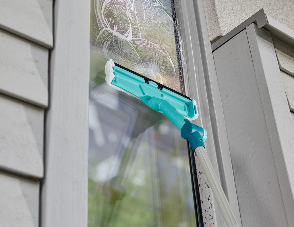 Водосгон Leifheit совмещённый с щёткой