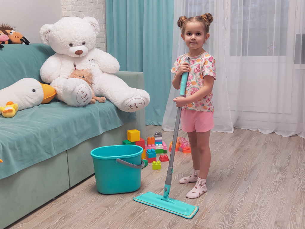 Ребенок позирует со шваброй hm-46