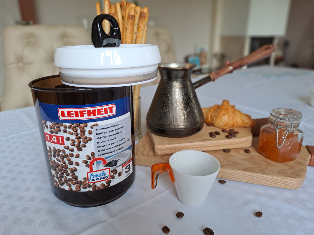 Банка для хранения кофе Leifheit с открытой крышкой