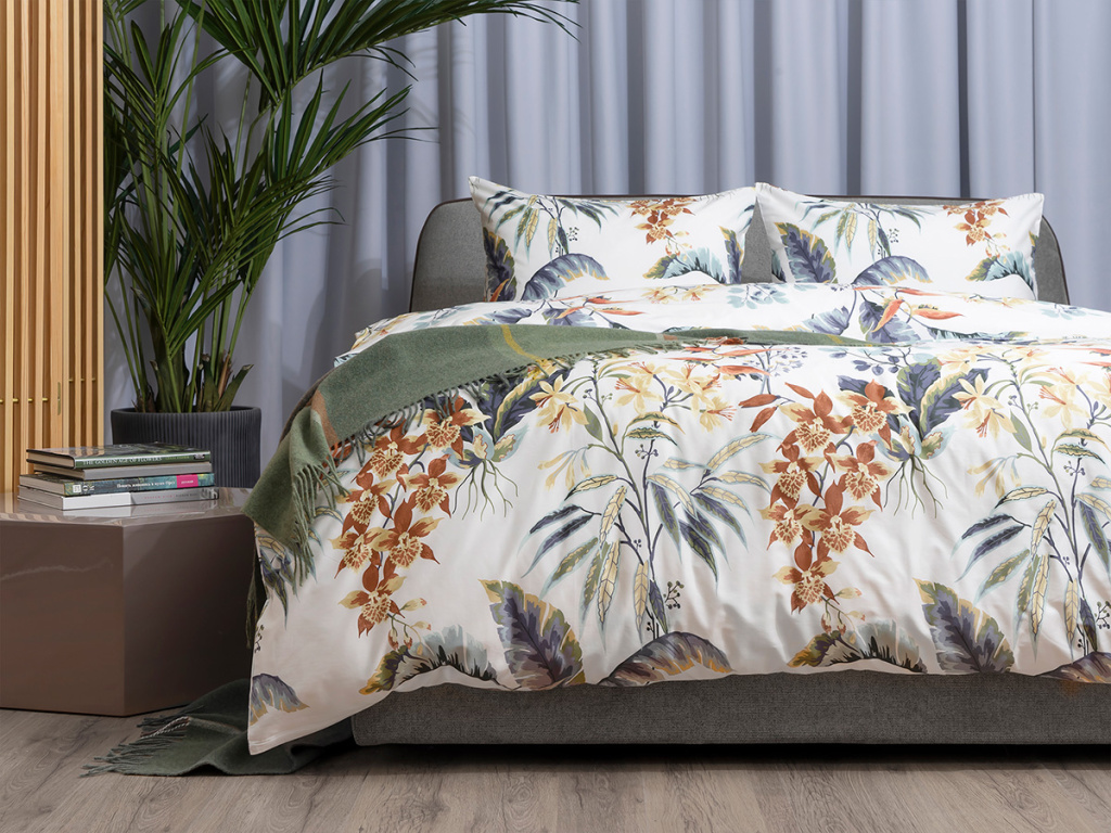 Постельное белье, дополняющее интерьер квартиры яркими цветами