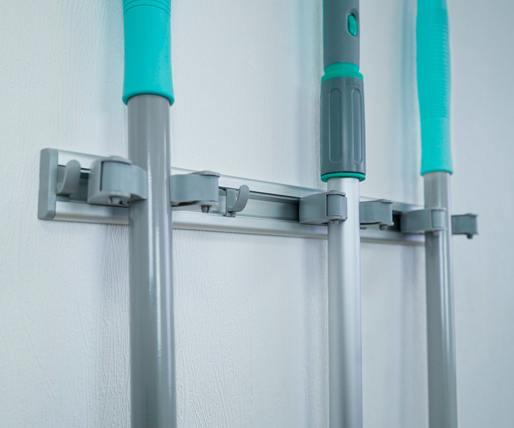 Держатель для швабр Hausmann.