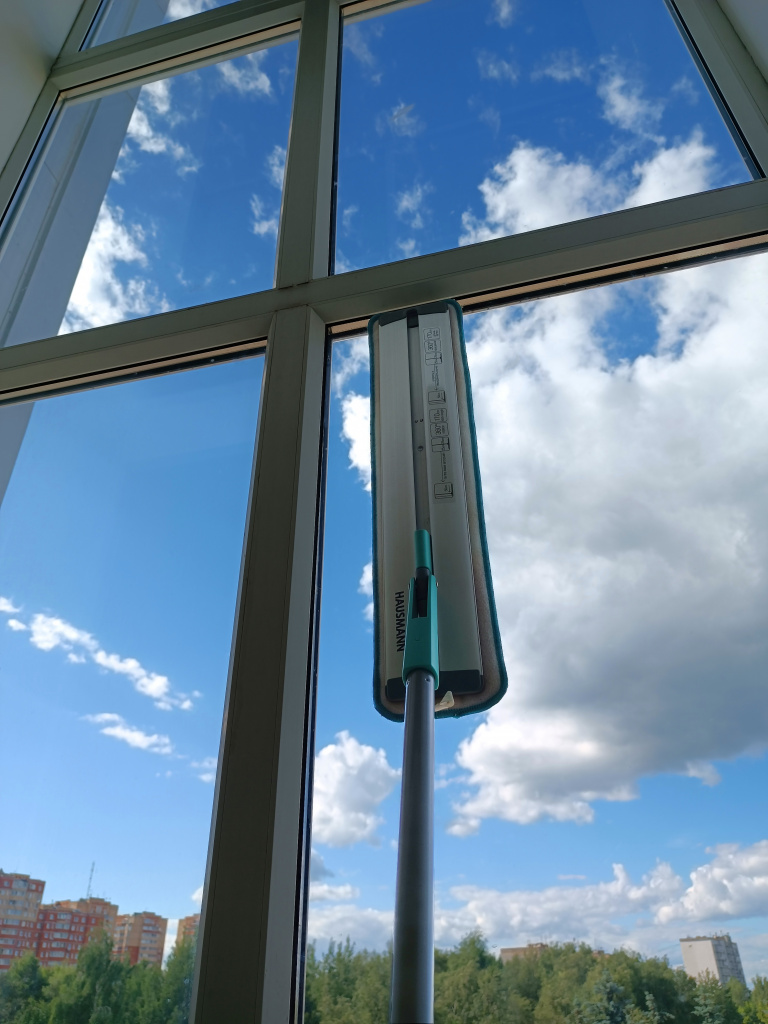 Фотогарфия швабры, участвующей в мойке больших окон