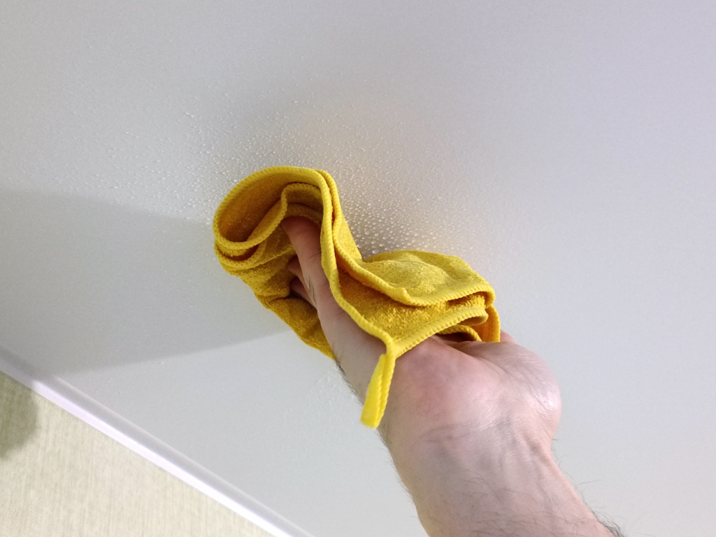 Использование плотной микрофибры для удаления пятен