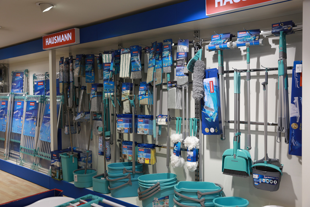 Полка с товаром Hausmann, в том числе производимый в России