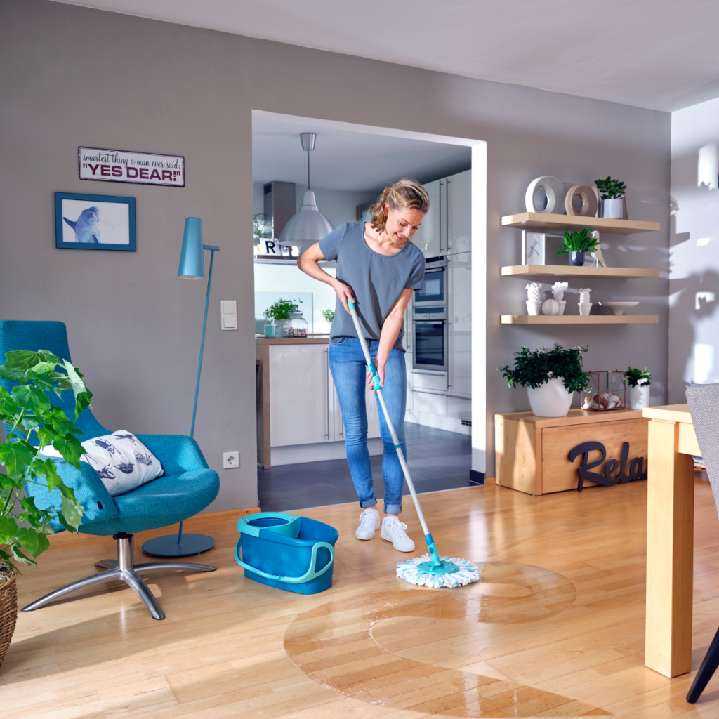 На фото швабра Leifheit с отжимным ведром, арт. 52101